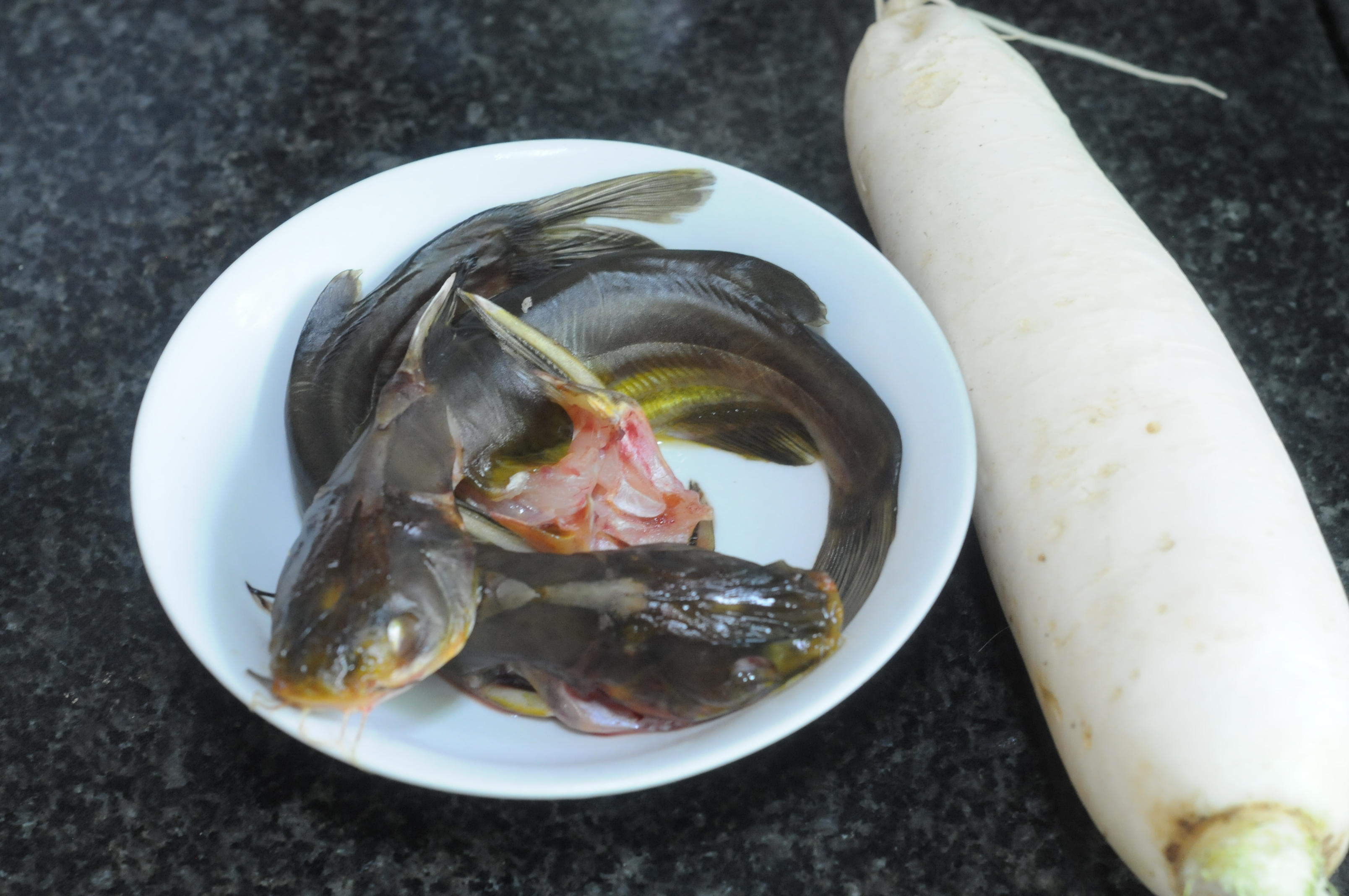 过程 辅料 油适量 盐适量 姜适量 葱适量 料酒一勺食材  主料 黄刺鱼