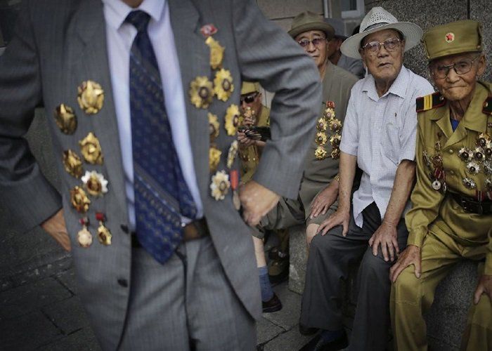 軍功章可以掛滿上衣,然後往褲子上掛的朝鮮軍人