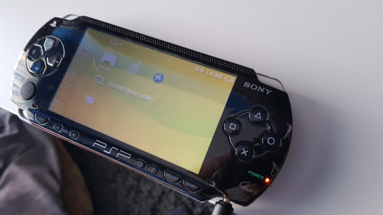 代神机PSP发售 当年有人不吃早餐就为买它_索尼