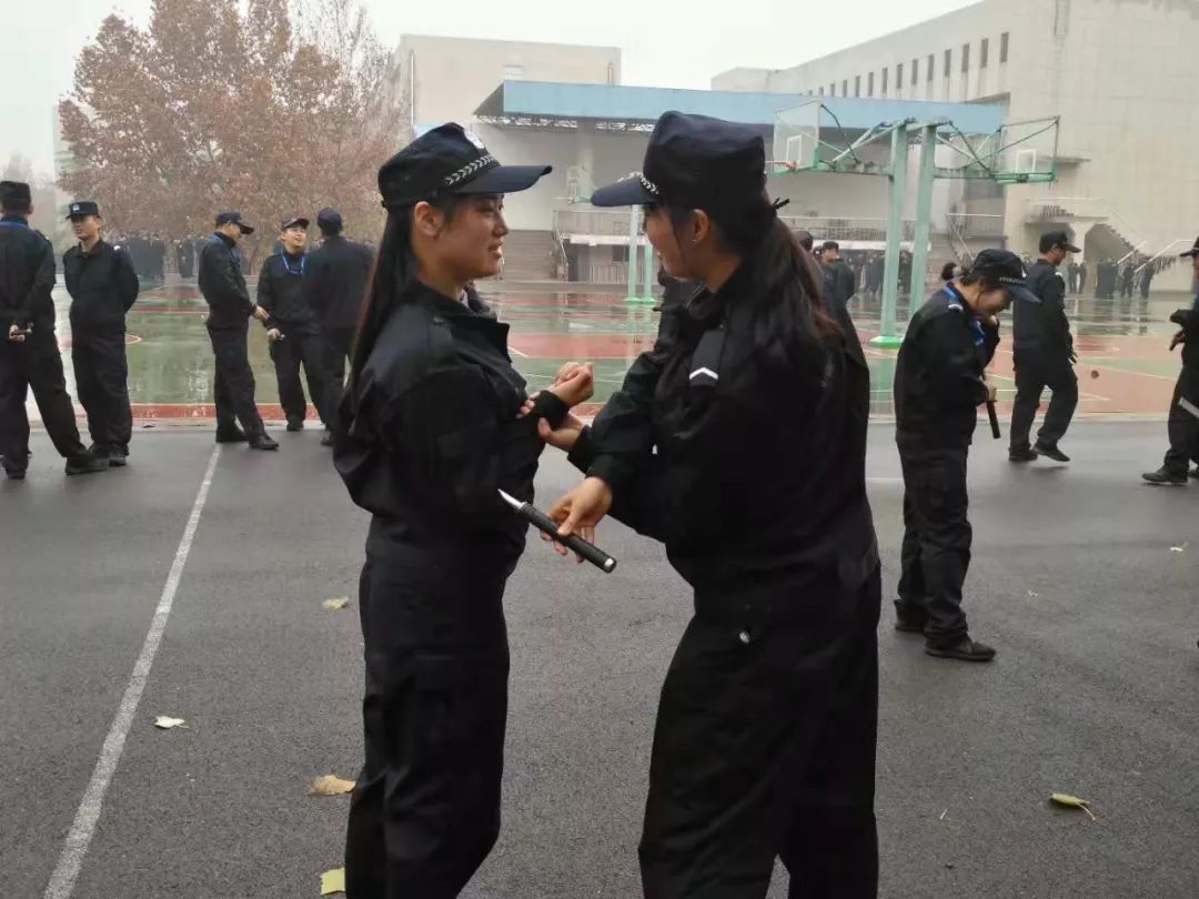 女警警绳训练图片