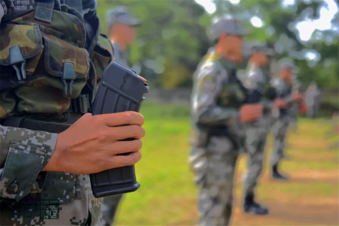 實彈射擊,該新訓大隊前期對新兵進行據槍,瞄準,擊發等動作要領訓練