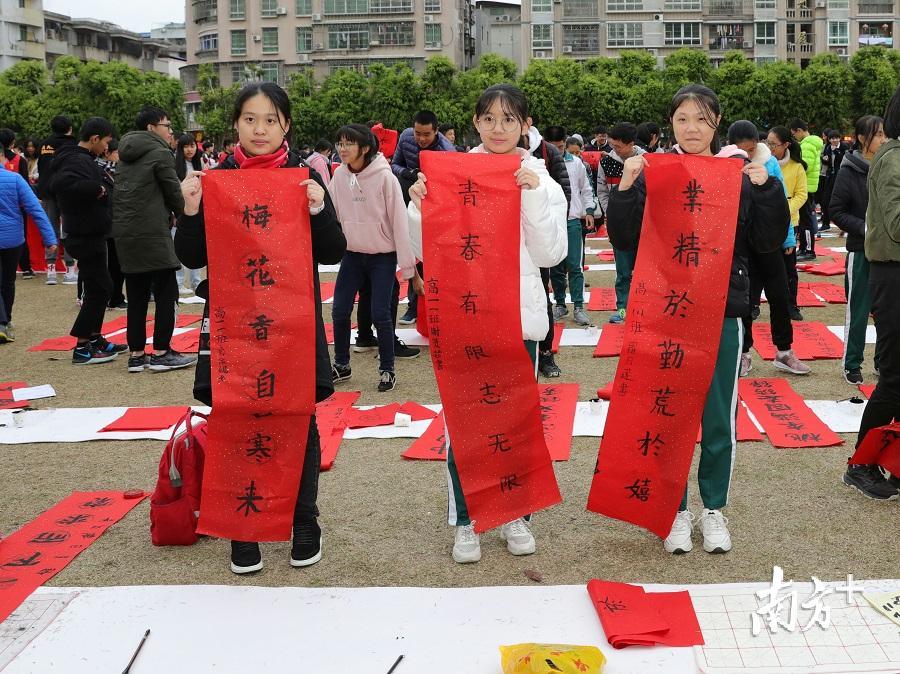 大埔虎山中学举行庆祝改革开放四十周年千人现场书法大赛