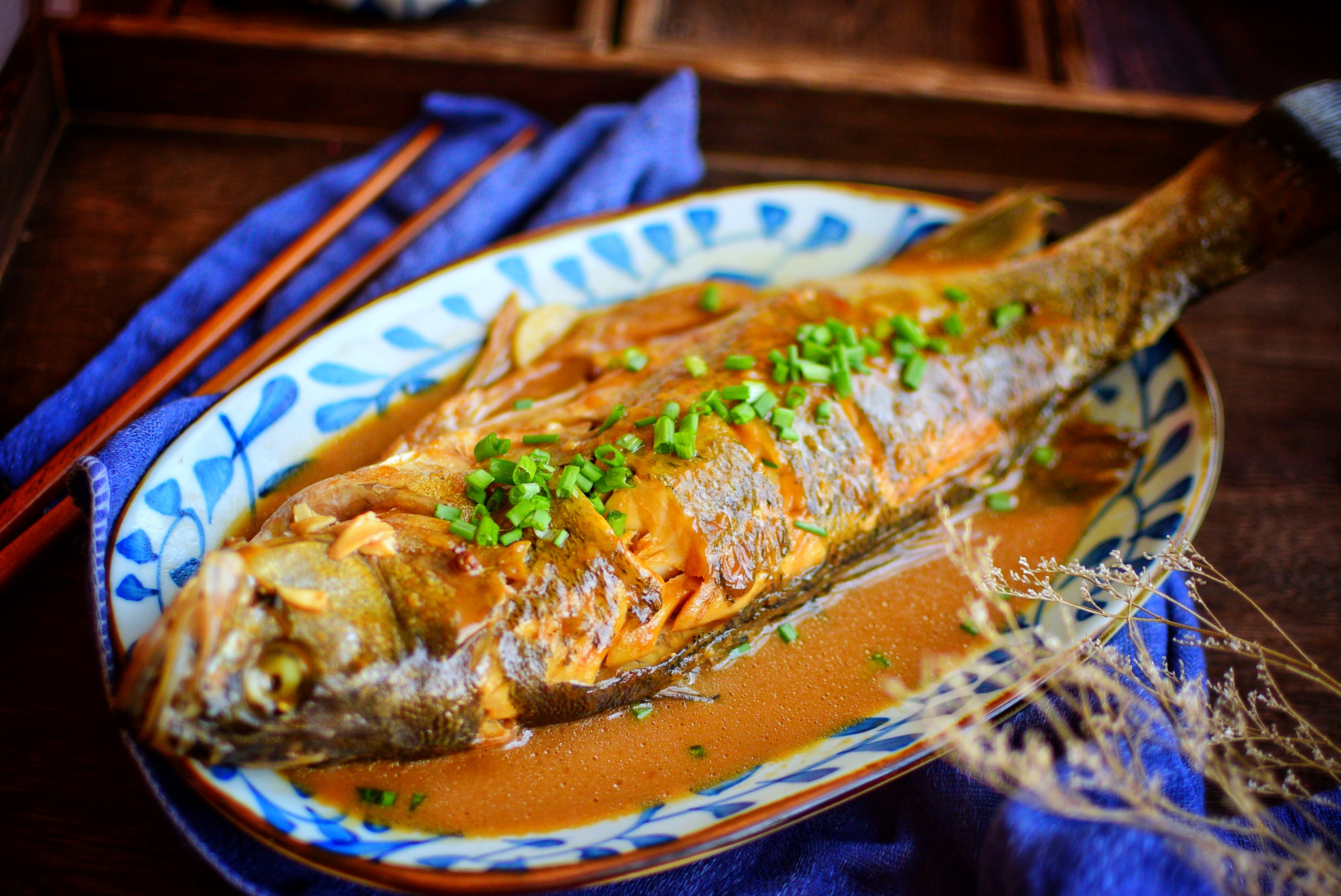 红烧海鲈鱼食材:海鲈鱼1条,葱姜蒜适量,食用油适量,生抽2勺,老抽少许