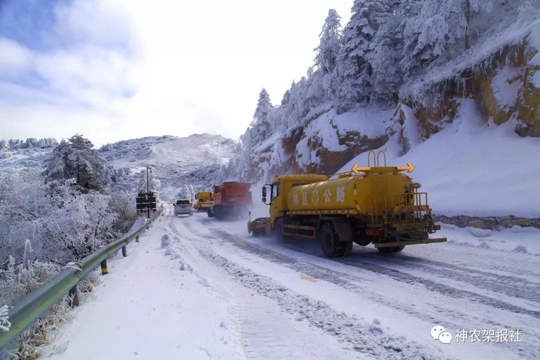 重器出馬除冰雪放心來神農架冬天道路風雪無阻