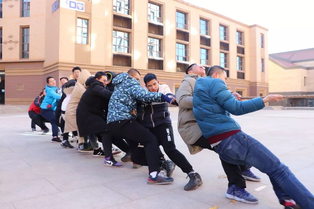 隊員們的手腳都近乎麻木,但我們仍然沉著冷靜地確定了拔河站位,制定了