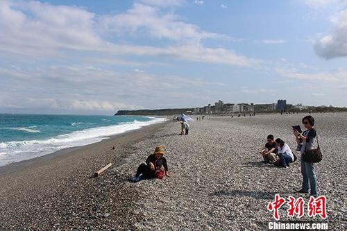 台湾花莲海岸线严重侵蚀影响居民尝试淤沙养滩 萧美琴