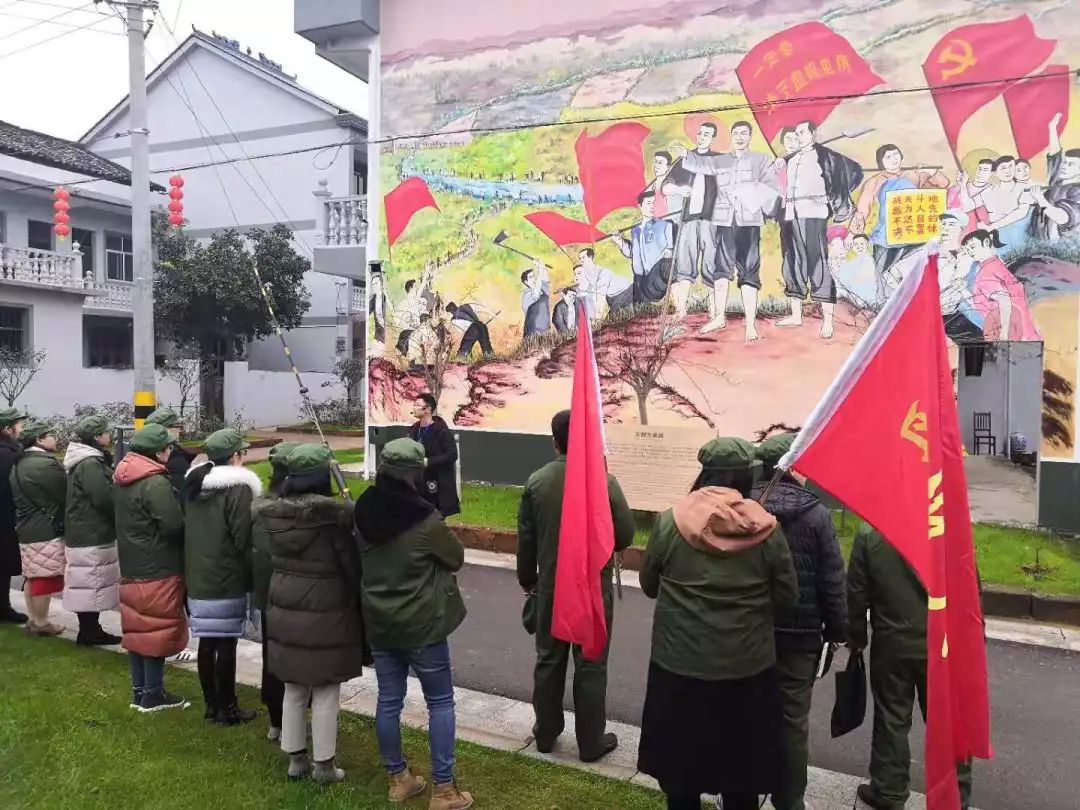 微党课《幸福蓝田井》随后,在鹰潭红旗干部学院宋家祠堂召开座谈会