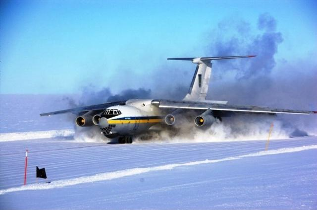 機降落在克里米亞半島的佔伊科空軍基地,運來了大批的俄軍特種部隊,這