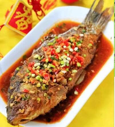 家常紅燒鯉魚做法:食材:豆瓣醬,蒜,薑片,辣椒段,蔥段,花椒,八角,香菜