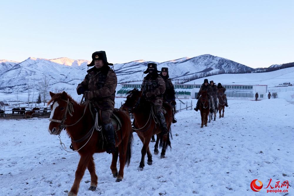 白哈巴边防连官兵碾冰踏雪守边关