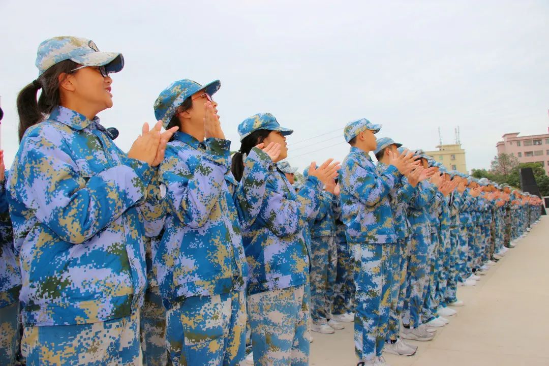 换军装怀着憧憬同学们带着期待,怀着忐忑,背着行囊,来到启航基地,开始