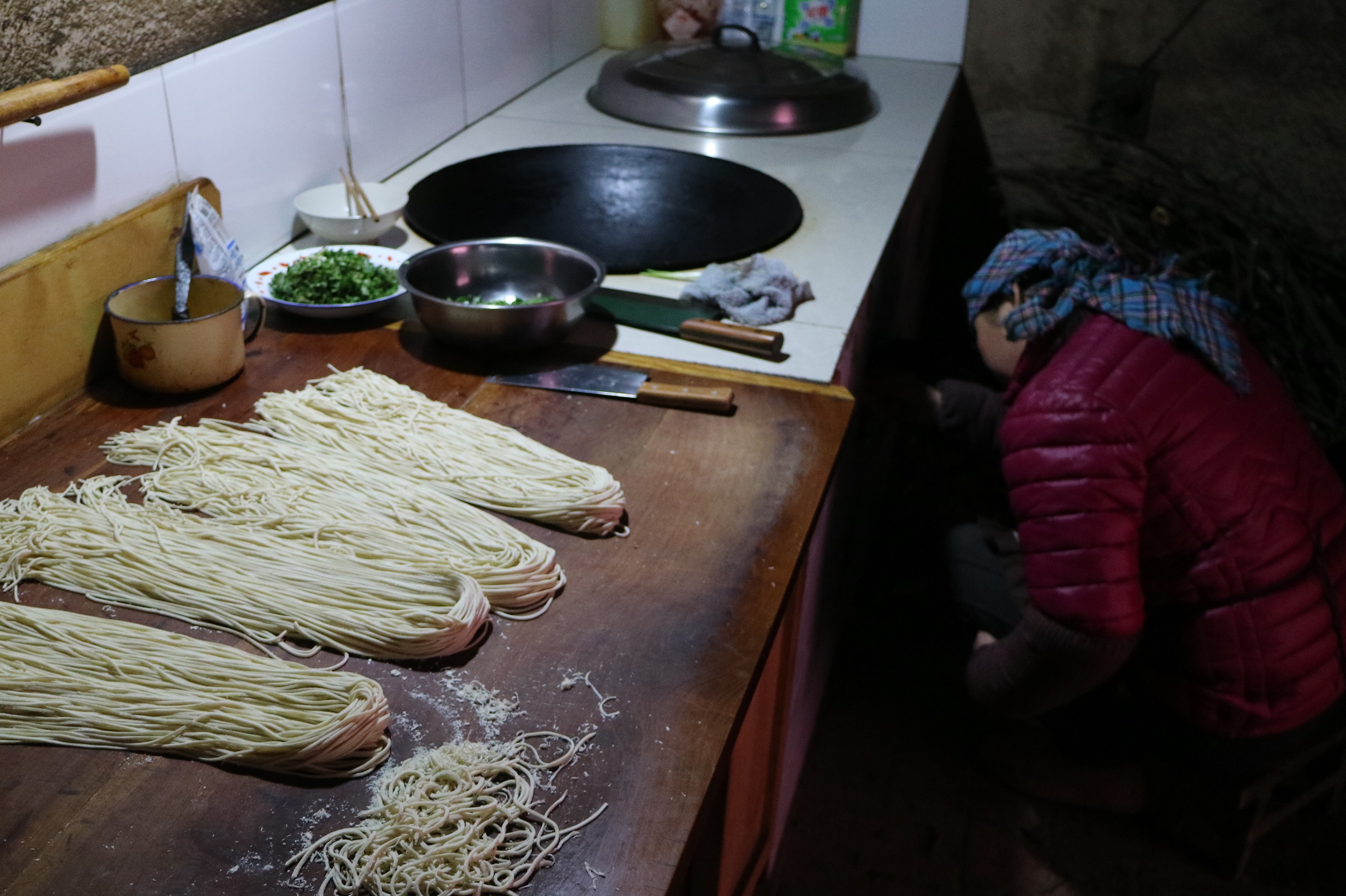 农村妈妈压面条做酸汤面,机器冻住不启动,用了啥办法