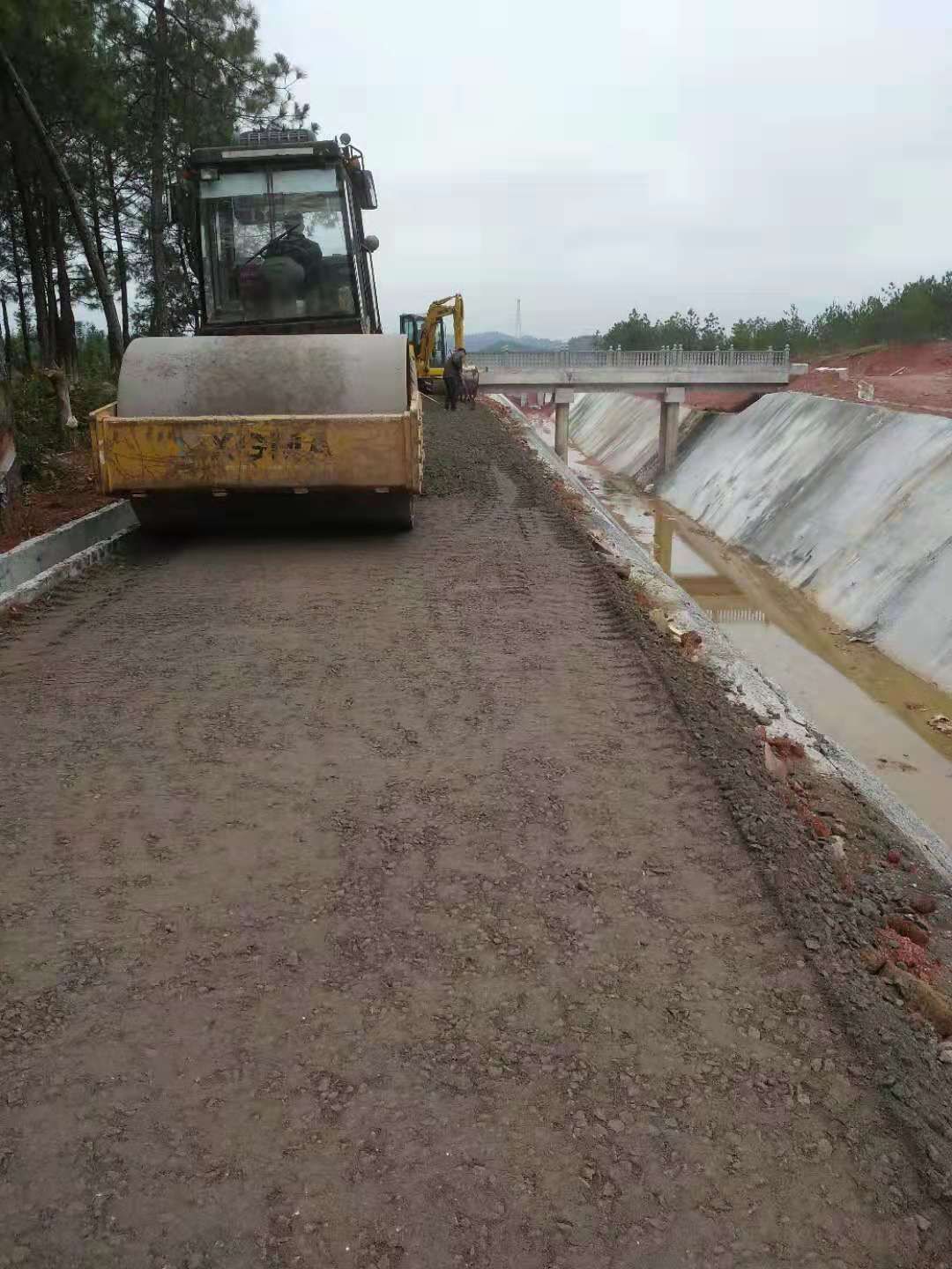 一分乾渠樁號5 600~5 720防汛道路水穩層施工