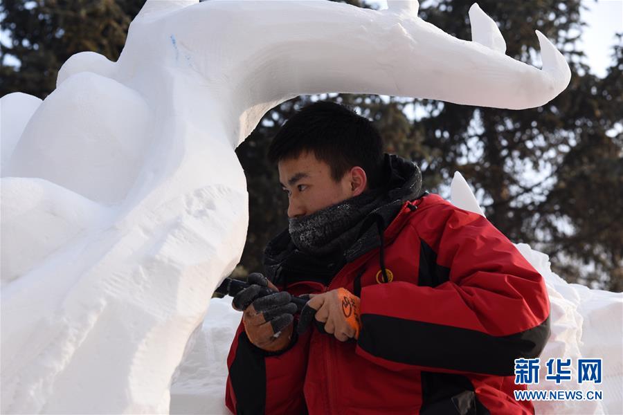 大学生雪雕赛尽展冬之韵