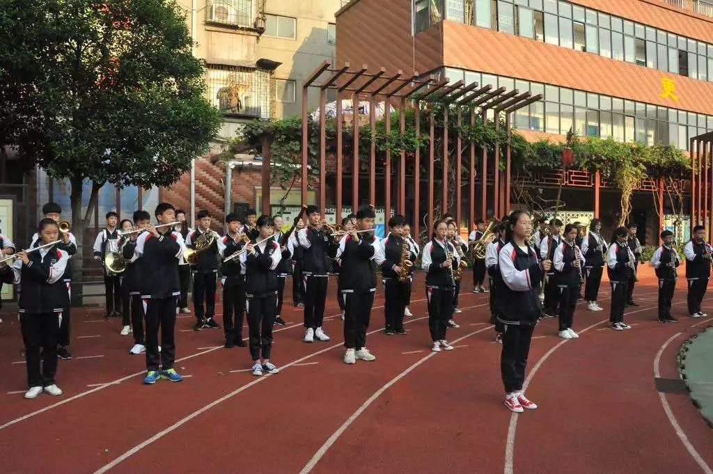 4,郑州市扶轮外国语学校管城区一直排名前三的小学,近几年实力强劲,有