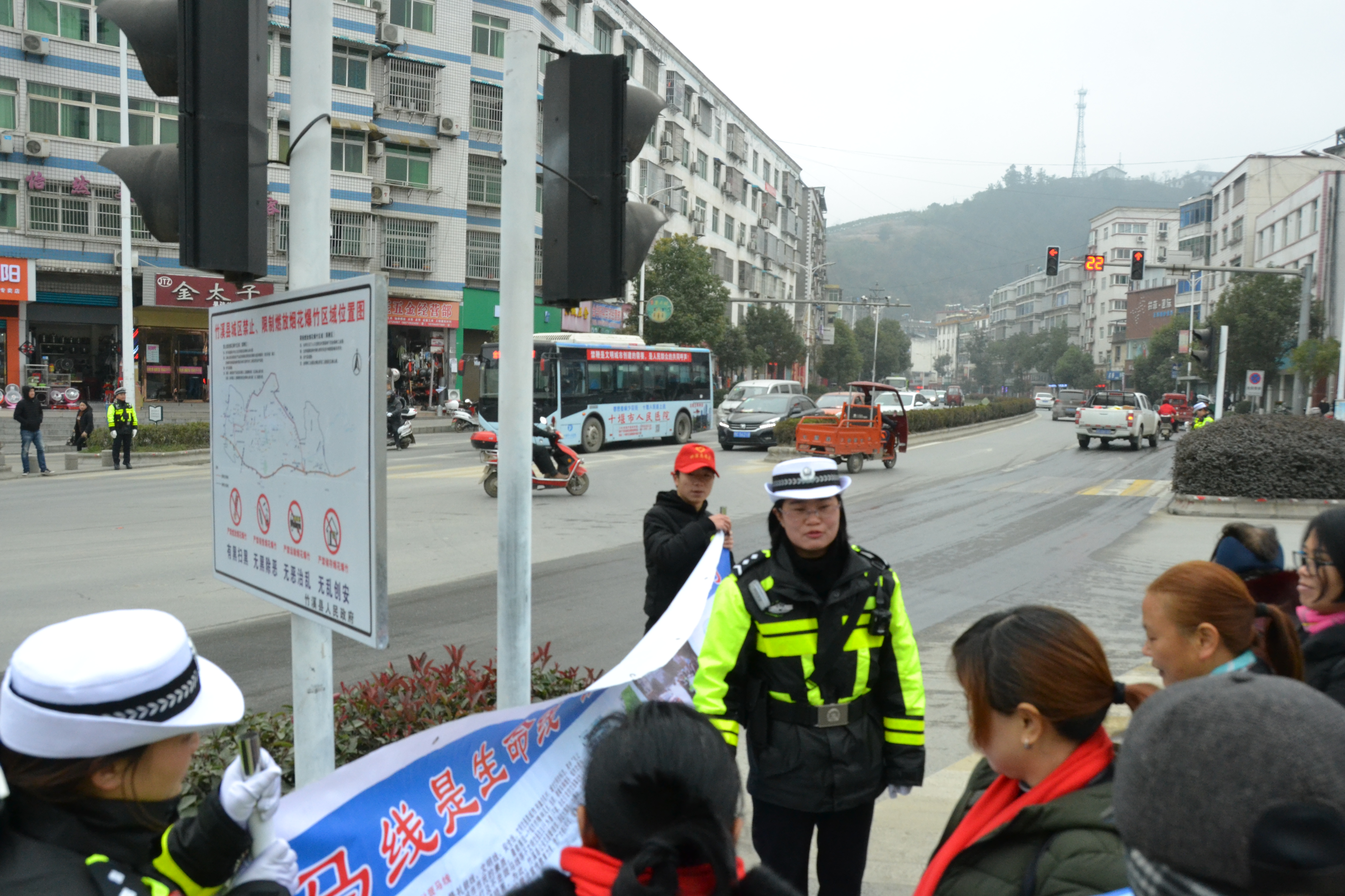 竹溪交警尹建军图片