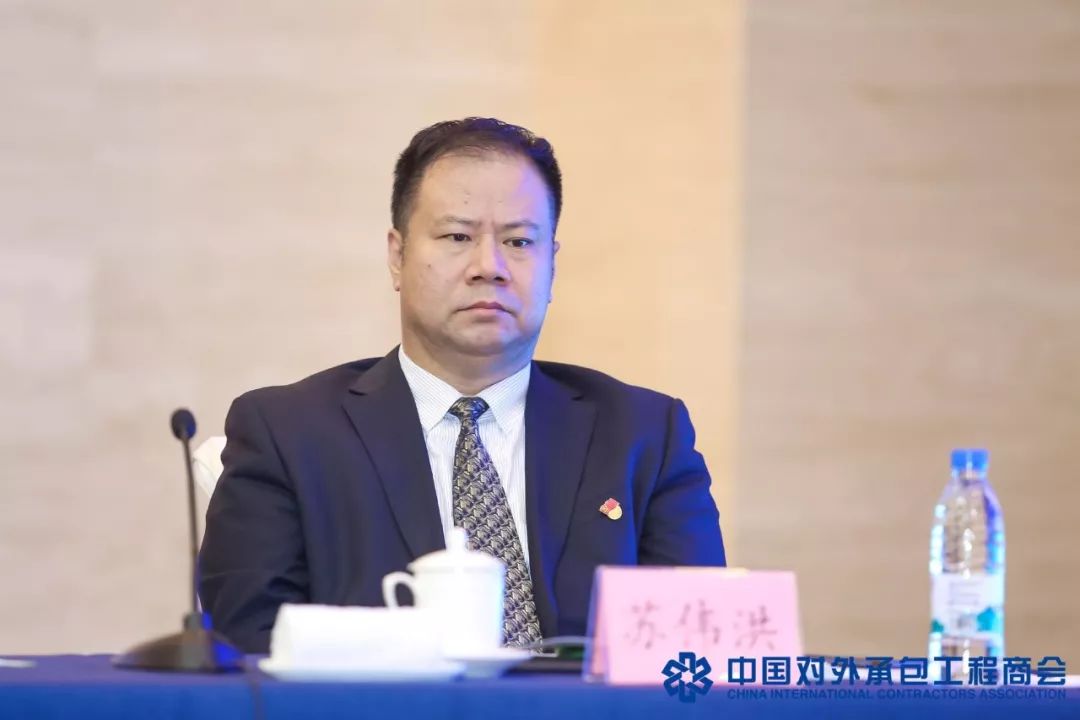 苏伟洪党委书记作主题发言论坛由承包商会张翔如副秘书长主持,100多名