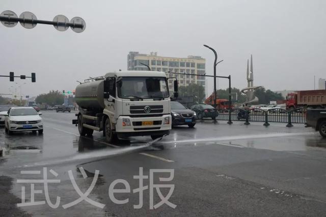 雨天还要降尘就算大雨为城市洗澡洒水车为何还在卖力奔跑