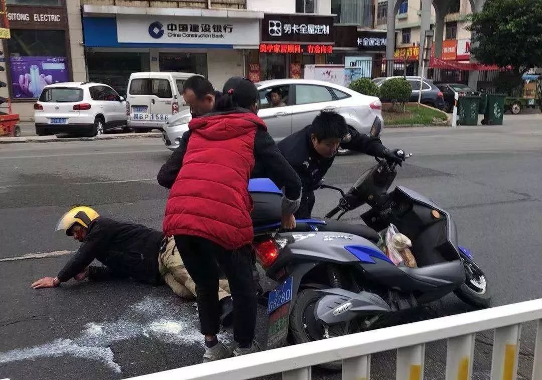 網格故事男子騎車摔倒巡邏員暖心救助