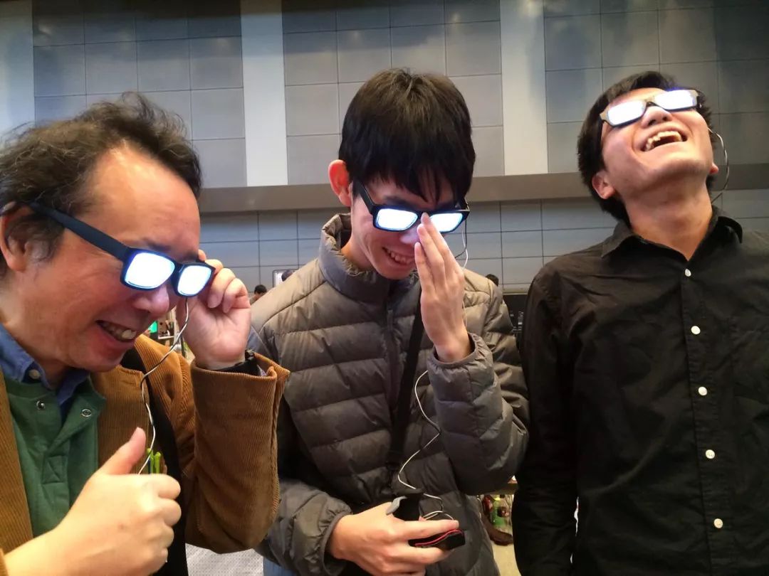 日本超火的中二发明会发光的眼镜小规模量产,拥有它仿佛拥有了智慧!