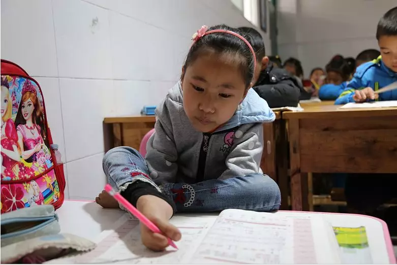 发育不全的小女孩,面对身体残疾,她更加望学,很快学会了用脚吃饭