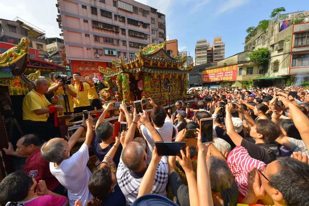 2000年7月,臺灣大甲鎮瀾宮組織2000多名信眾上島朝拜;2001年5月,馬祖