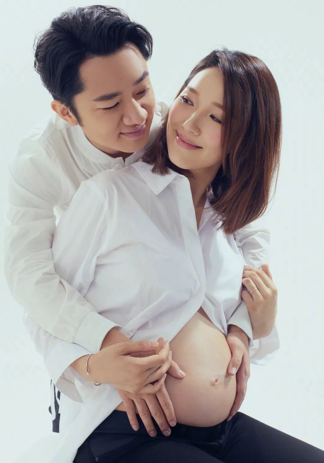 王祖蓝李亚男合体拍孕照尽显甜蜜,准妈妈的身材让人服气