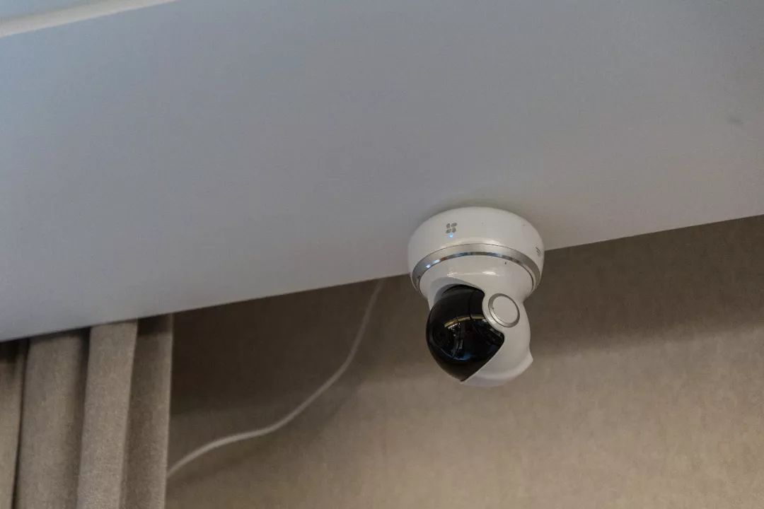 净化器等安全感应设备和报警器外,还可在室内安装小型的视频监控设备