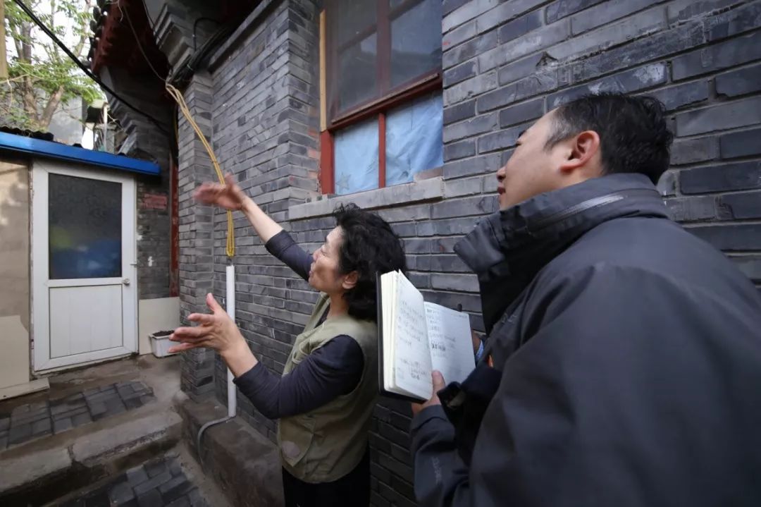 自从他当上街巷长以后,胡同发生了翻天覆地的变化,居民解决事情也方便