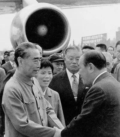 1972年日本首相田中角荣访华，为何抢着帮周恩来脱风衣_中国