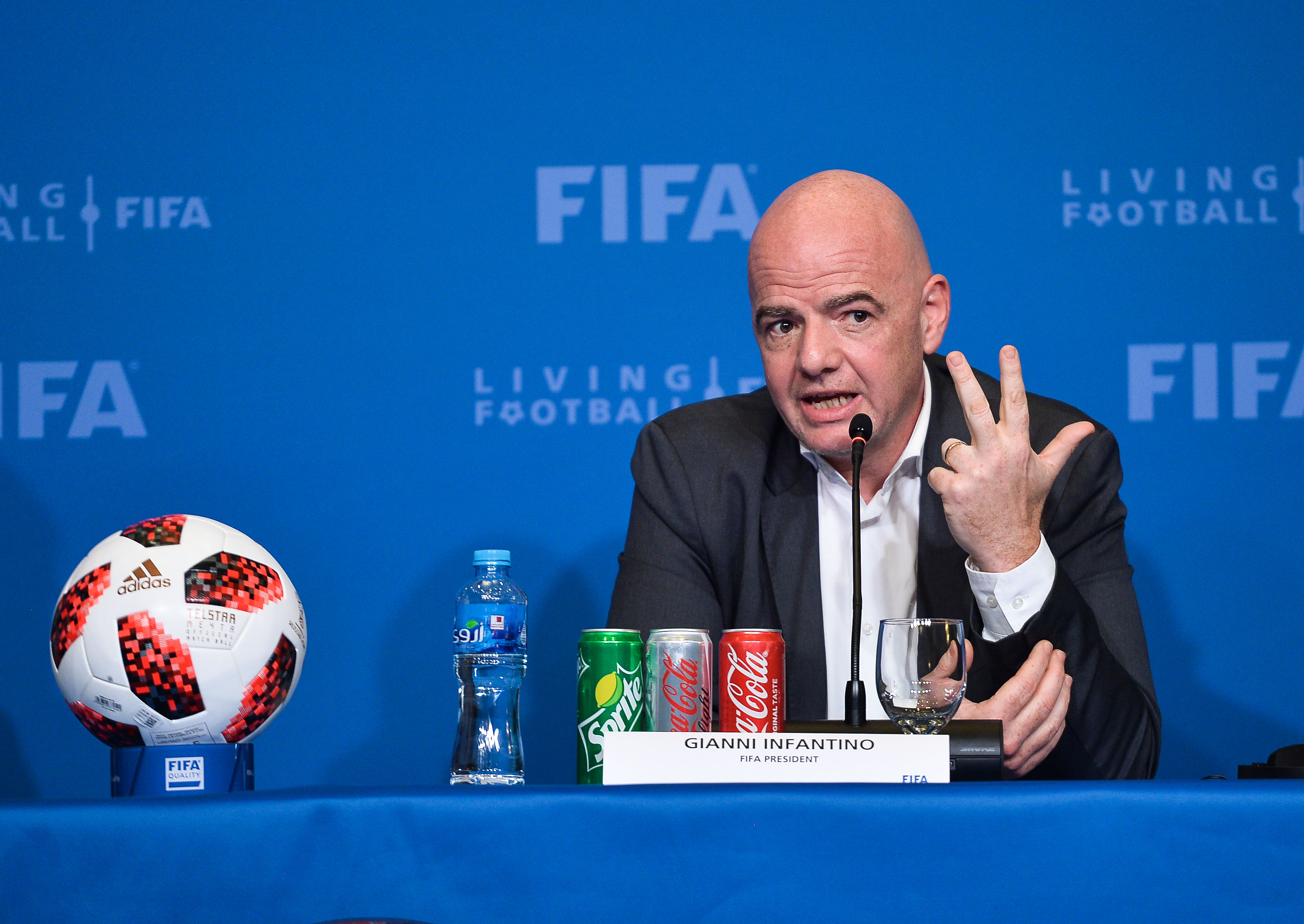 (体育)(1)足球——国际足联多哈峰会举行新闻发布会