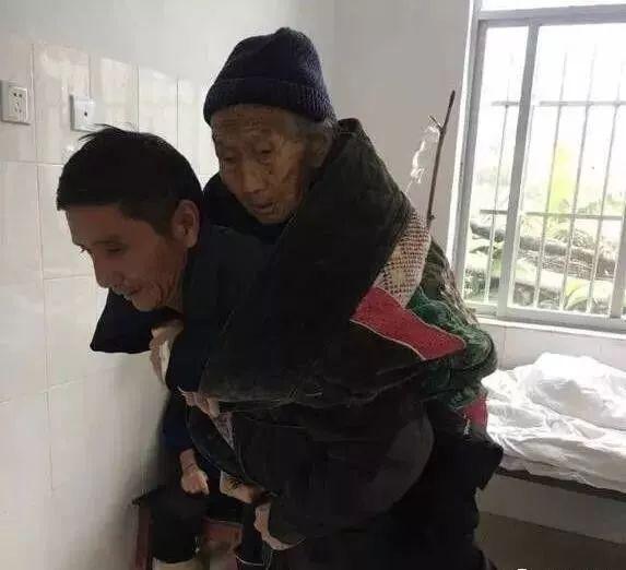 儿子抱老母亲的照片图片