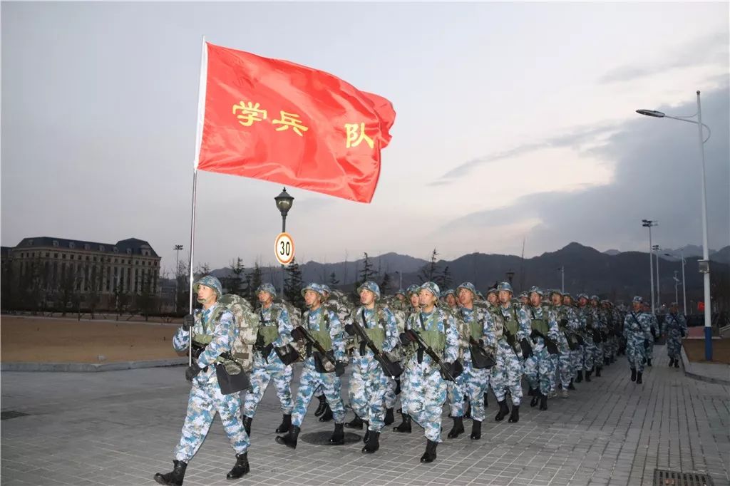 青岛新兵训练基地两个图片