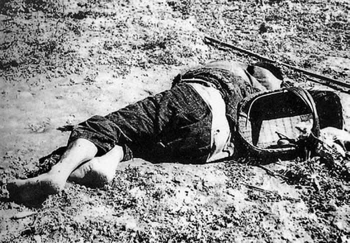 南京大屠杀老照片:日军斩杀国人全过程,路上见中国人就随意枪杀