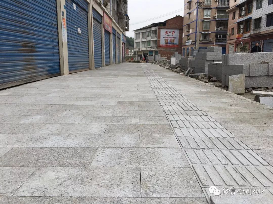 长龙镇:实施人行道改造工程 着力提升场镇新形象