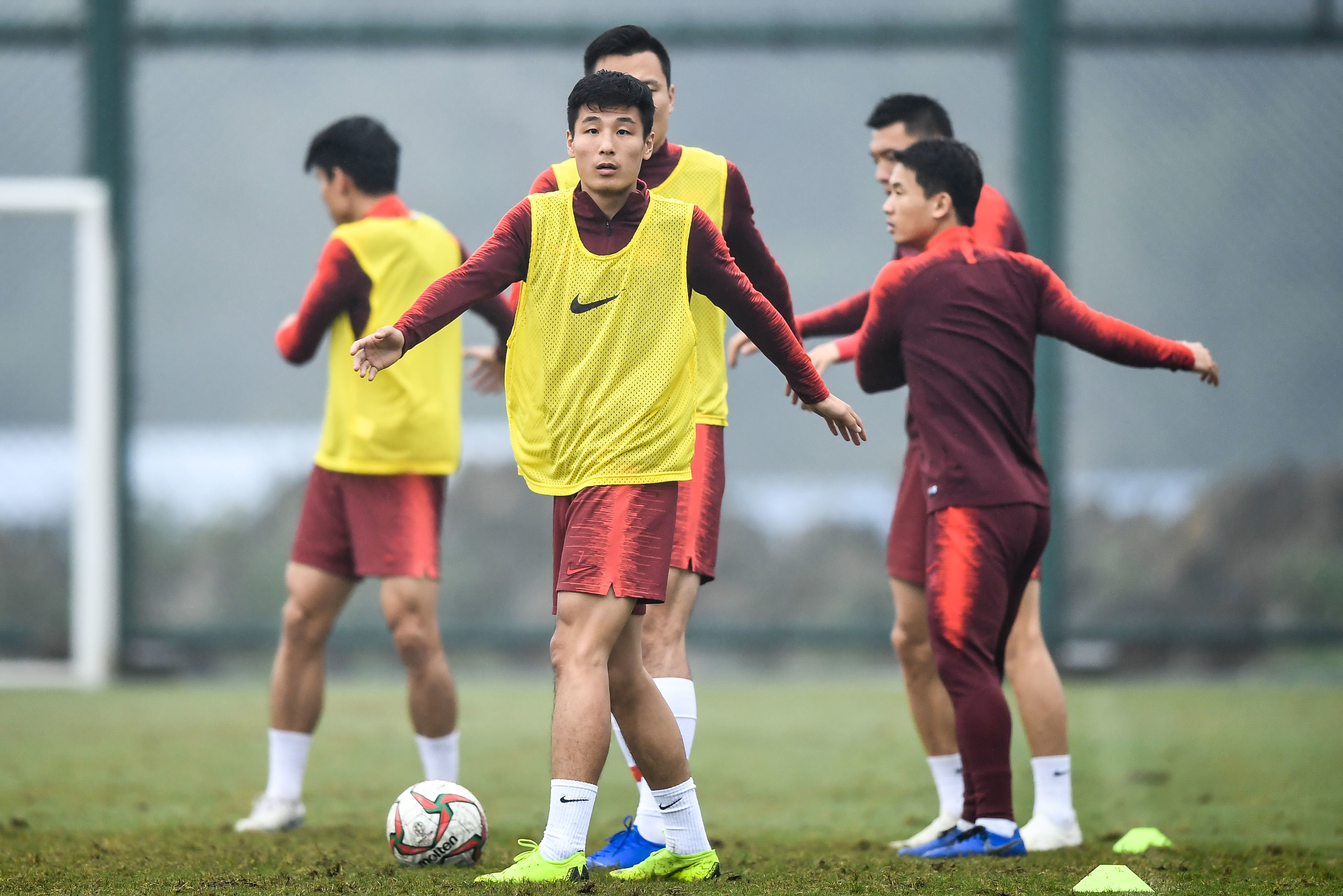 中国男足训练备战亚洲杯气氛活跃 郑智笑容满面