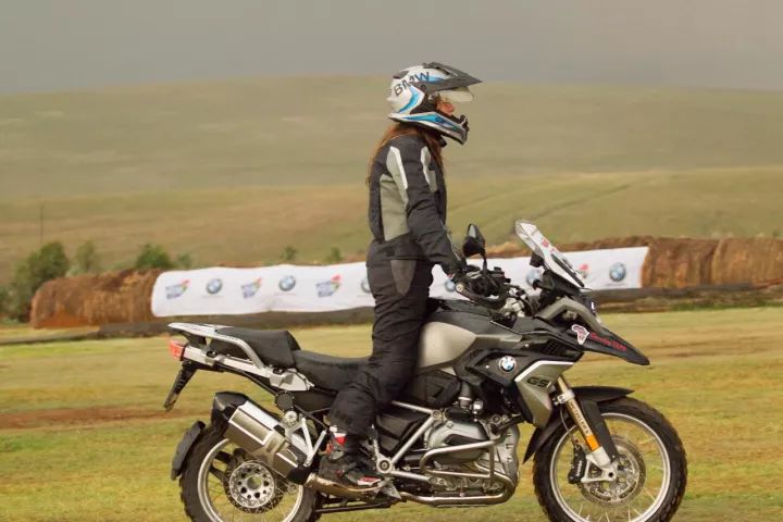 如果你期待在摩托车旅行中,多一些运动乐趣,那么bmw r 1200 rs则可以