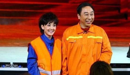 为什么冯巩常年不露面也能确保上春晚他演的到底是什么