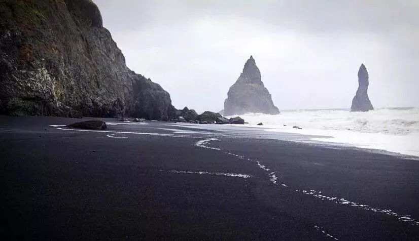 黑沙灘有著極為危險的奪命海浪一定要注意安全傑古龍沙龍冰河湖圖片