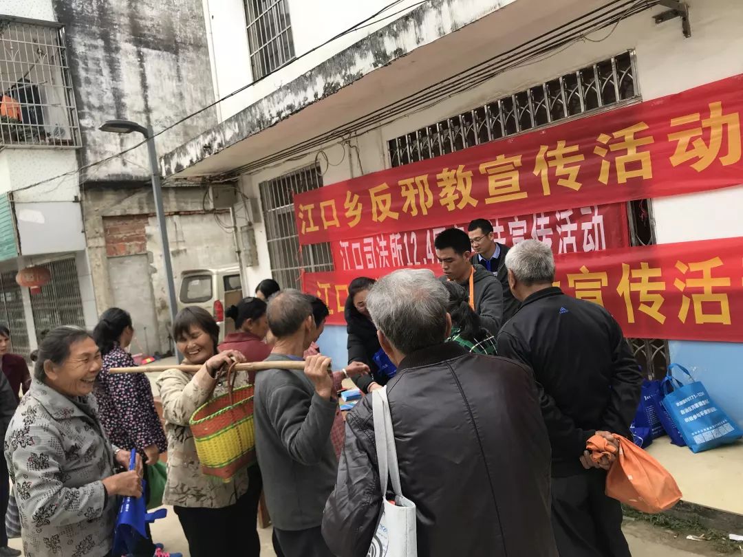 發放反邪教宣傳教育手冊,向過往群眾發放宣傳彩頁,接受群眾反邪教知識