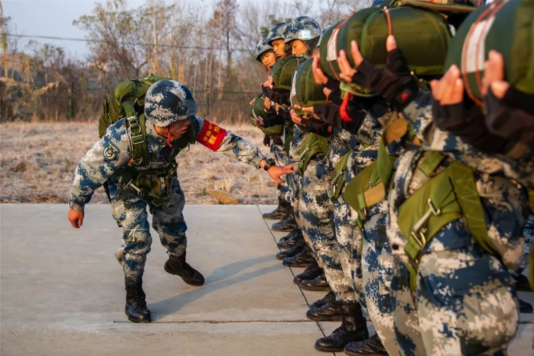 好樣的!空降兵某部首批