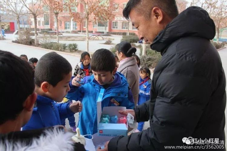 上海市寶山區同達小學虎林路小學為新疆喀什葉城縣紅軍小學捐贈體育