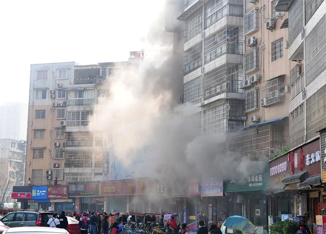 南充一餐饮店发生火灾,浓烟滚滚,多人尖叫跑出