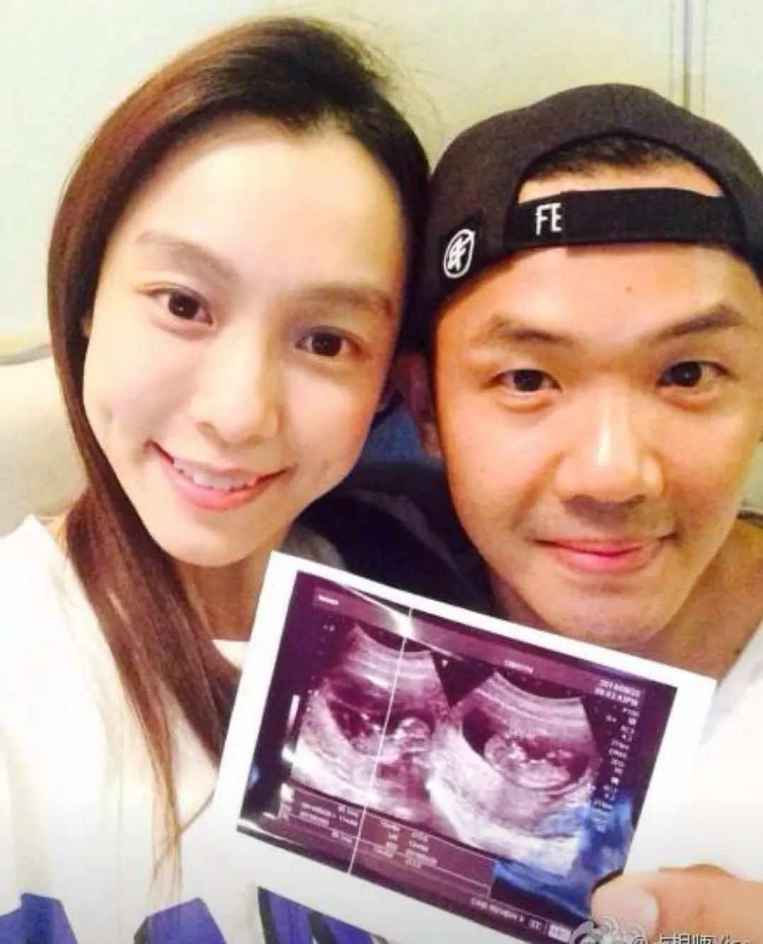今年年初,林宥嘉晒出妻子丁文琪怀孕消息的时候,吴青峰也在微博晒出