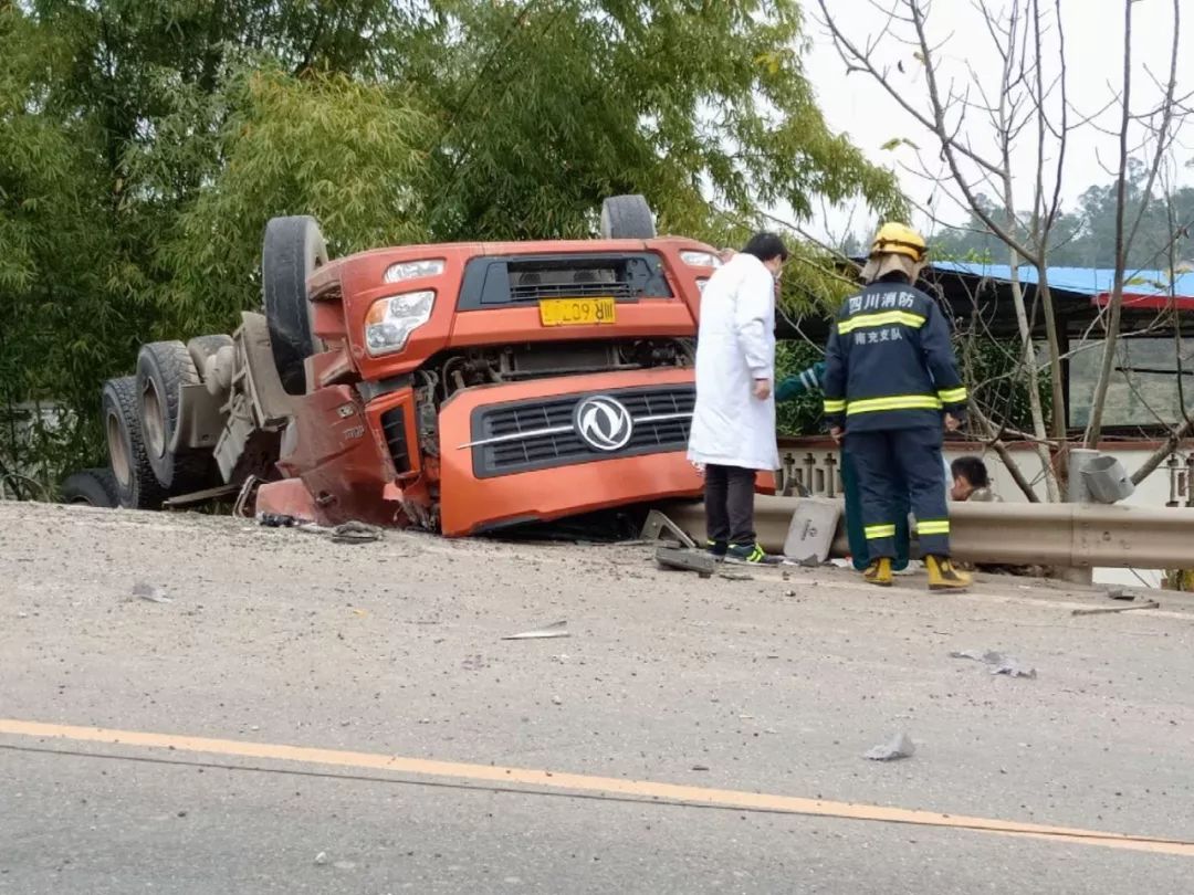 南充今天发生一起车祸图片