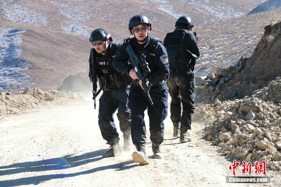 四川省阿坝藏族羌族自治州公安局特警支队日前在川西高原雪山上组织