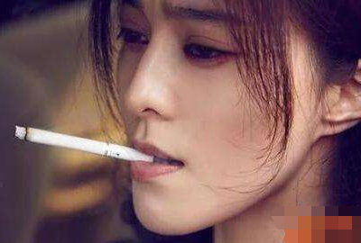 杨颖吸烟的图片图片
