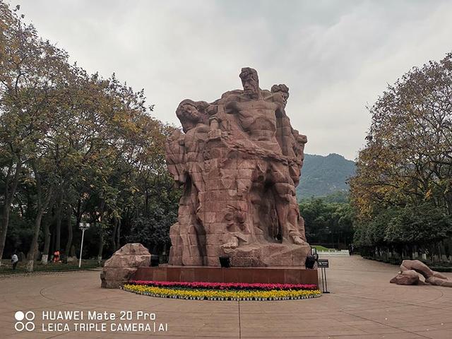 红岩魂广场问号雕塑图片