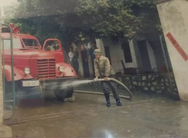 老式消防器材90年代初消防宣傳車80年代末老式宣傳車2002年10月,改稱