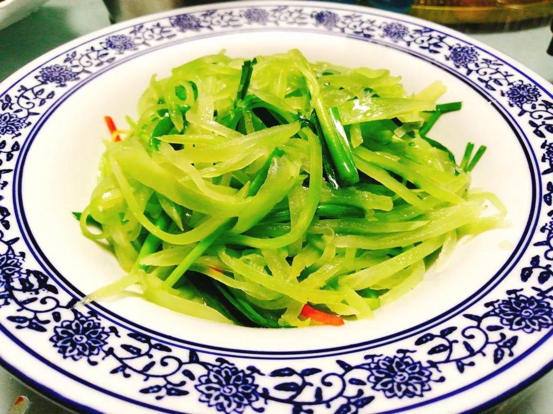韭菜莴笋丝竹巷子的韭菜莴笋丝做的很不错,清新爽口,看这翠绿的颜色都